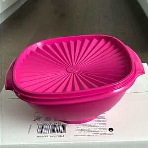 Tupperware Fuchsia Bowl with Lid